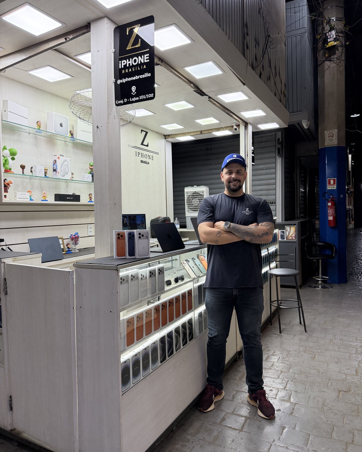 Z, fundador da Z iPhone Brasília, na loja